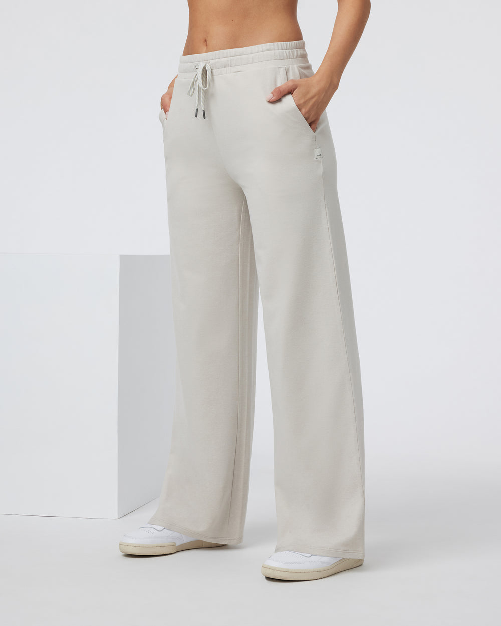 VW4023HEE_FA24_W_ECOMM_PANTS_S