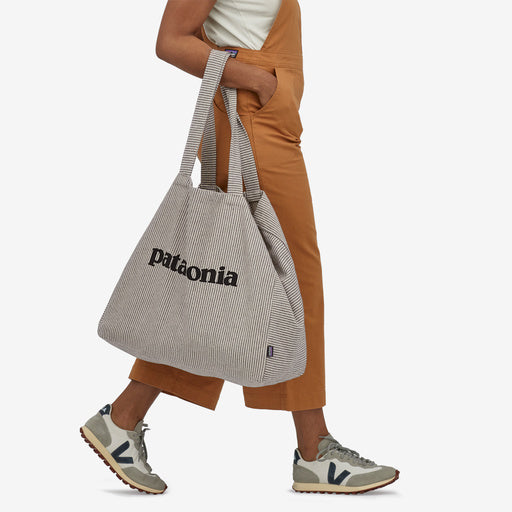 Patagonia Recycled Oversized Tote Fitz Roy Icon: Farrier Stripe Forge Grey