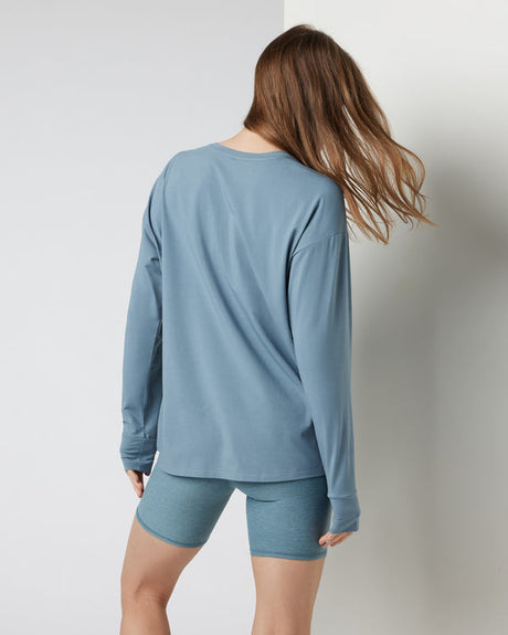 Vuori Women's Long-Sleeve Feather Tee - Smoke Blue Smoke Blue